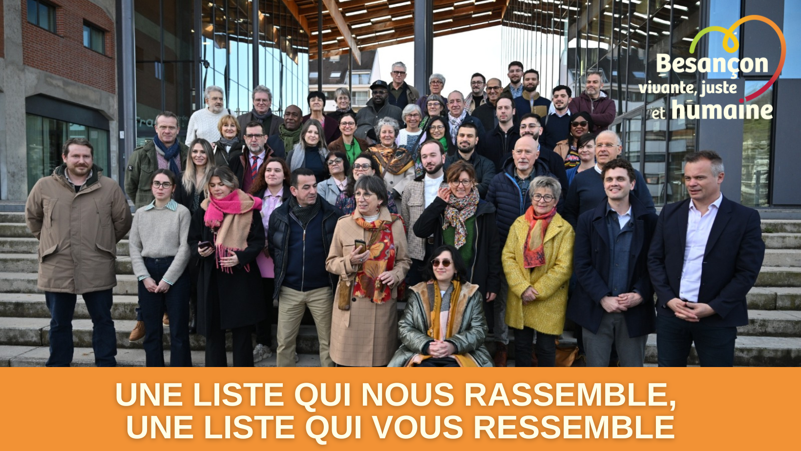 Tous les candidats et candidates de la liste d'Anne Vignot sont en position de photo de groupe sur les escaliers devant le FRAC et le conservatoire de Besançon. Ils sont souriants.