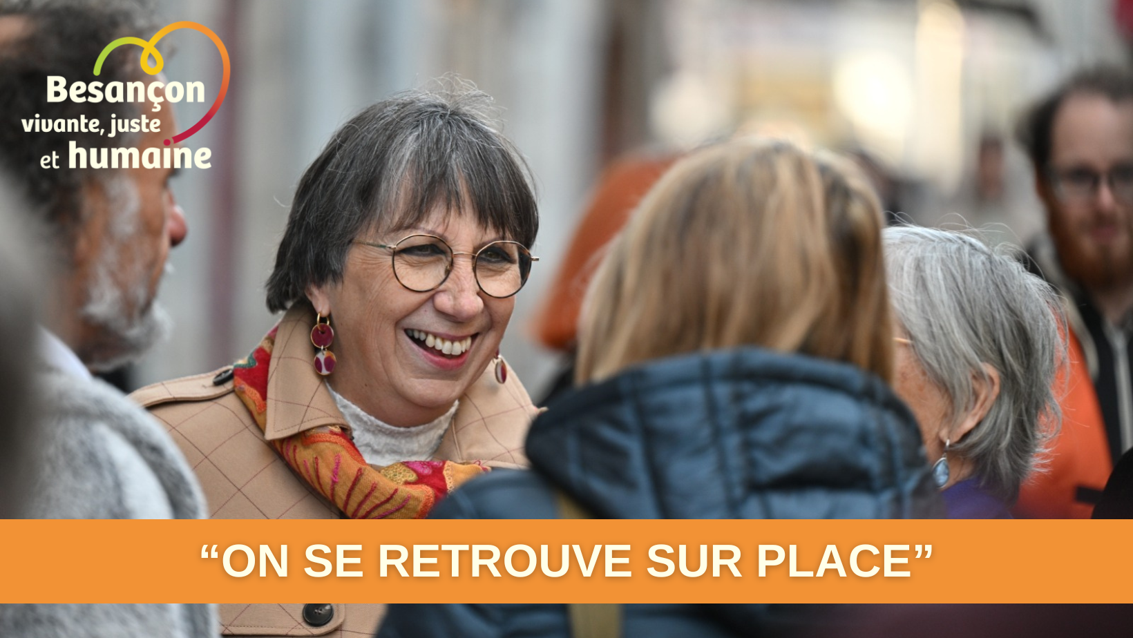 Habitantes qui échangent dans la rue à Besançon avec la maire Anne Vignot, esprit de proximité “on se retrouve sur place”